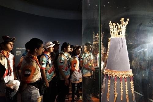 지난해 8월 10일 새만금 세계스카우트잼버리 아랍에미리트(UAE) 참가자들이 서울 용산구 국립중앙박물관을 방문해 사유의 방을 관람하고 있다. [사진 = 국립중앙박물관 제공]