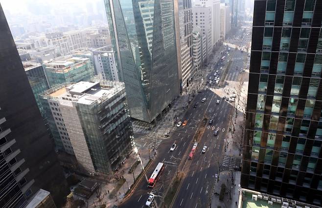 올 1분기 서울과 분당 오피스 시장에선 선순위 담보대출 금리 하락세가 관찰되며 거래 규모가 전 분기 대비 46% 증가한 2조7000억원을 기록했다. 사진은 서울시내 오피스 밀집 지역. /사진=뉴시스