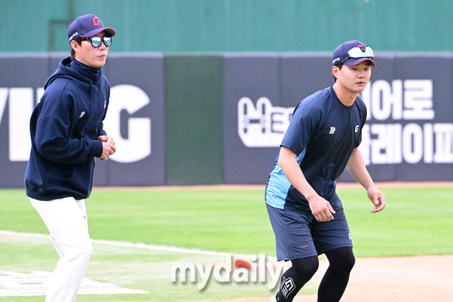 롯데 손호영이 고영민 코치의 조언을 들으며 훈련을 하고 있다.