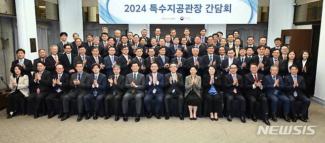 [서울=뉴시스] 조태열 외교부 장관은 2024년도 재외공관장회의 둘째날인 23일 서울 프레스센터에서 험지 공관장 만찬 간담회를 갖고 외교 인프라 증진 방안 등에 대해 논의했다. (사진= 외교부 제공)