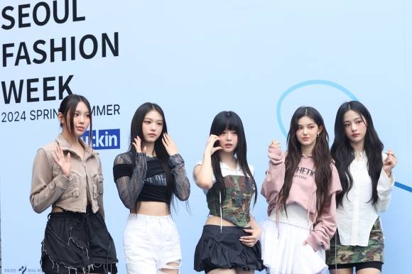 서울패션위크 글로벌 홍보대사인 그룹 뉴진스가 5일 오전 서울 중구 DDP 아트홀에서 열린 2024 S/S(봄/여름) 서울패션위크 오프닝쇼 포토월에서 포즈를 취하고 있다. 2023.9.5 연합뉴스