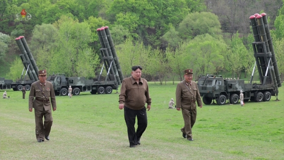 김정은, 첫 핵반격가상종합전술훈련 지도 - 북한은 지난 22일 김정은 국무위원장의 지도로 600mm 초대형 방사포병 부대들을 국가 핵무기 종합관리체계인 핵방아쇠 체계 안에서 운용하는 훈련을 처음으로 진행했다고 조선중앙TV가 23일 보도했다. 조선중앙TV 화면
