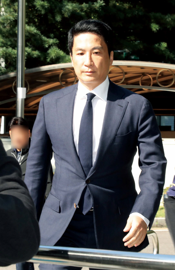 횡령과 자본시장법 위반 등의 혐의로 재판에 넘겨진 김용빈 대우조선해양건설 회장 ⓒ연합뉴스