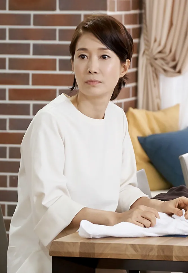 박지은 작가의 SBS 드라마 ‘푸른바다의 전설’에서 모유란 역을 연기한 배우 나영희. 사진 SBS