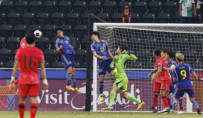 한국 김민우가 22일 AFC U-23 아시안컵 조별리그 최종 일본전에서 헤딩으로 골을 넣고 있다. 연합뉴스