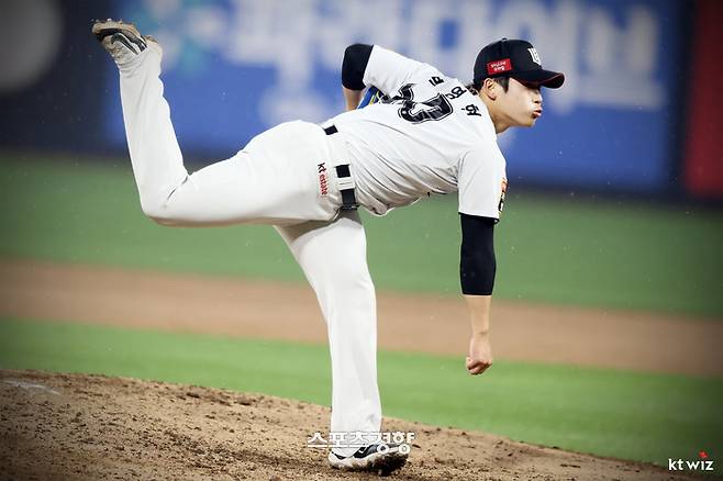 KT 마무리 박영현이 23일 수원 한화전에서 9회초 등판해 힘껏 투구하고 있다. KT 위즈 제공