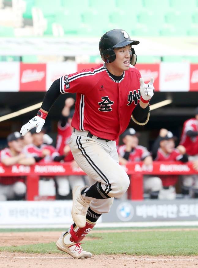 전주고 유격수 엄준현이 22일 인천SSG랜더스필드에서 열린 덕수고와 2024 이마트배 전국고교야구대회 결승전에서 안타를 치고 나가고 있다. /사진=SSG 랜더스