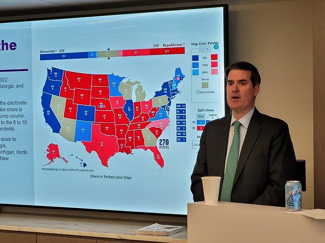 美 대선 전망 세미나 (워싱턴=연합뉴스) 김동현 특파원 = 미국 전략자문회사 덴턴스 글로벌 어드바이저스(DGA)의 대관 담당 파트너인 존 러셀이 22일(현지시간) 워싱턴DC에서 열린 미국 대선 전망 세미나에서 발언하고 있다. 2024.4.22