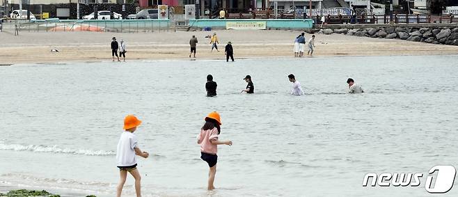 제주시 이호해수욕장에서 아이들이 물놀이를 즐기고 있다.2024.4.14/뉴스1 ⓒ News1 고동명 기자