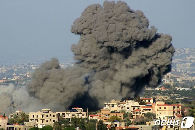 5일(현지시간) 레바논 남부 마즈델준의 주택가에서 이스라엘의 공습으로 잿빛 폭연이 퍼지고 있다. <자료 사진> 2024.03.05/ ⓒ AFP=뉴스1 ⓒ News1 권진영 기자