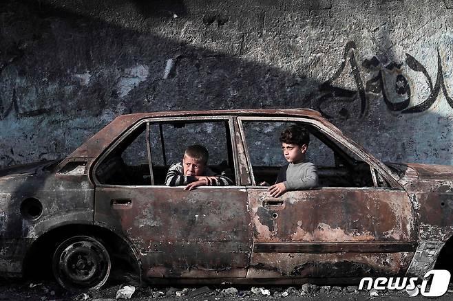 28일(현지시간) 가자지구 남부 라파에서 어린이들이 불에 탄 자동차에 탄 채 밖을 바라보고 있다. 2024.02.28 ⓒ AFP=뉴스1 ⓒ News1 정지윤 기자