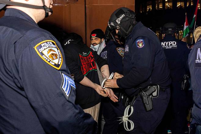 22일 오후 8시 30분 미국 뉴욕 맨해튼 뉴욕대 인근에서 집회를 벌이던 학생들이 경찰에 연행됐다./AFP 연합뉴스