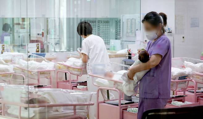 28일 오후 서울 시내 한 산후조리원 신생아실에서 간호사 등 관계자들이 신생아들을 돌보고 있다. /연합뉴스