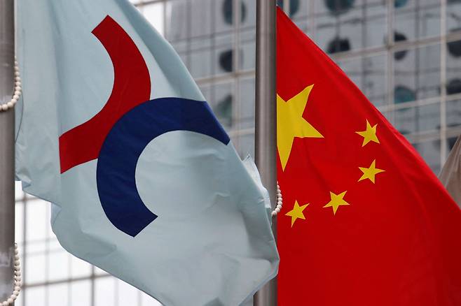 홍콩증권거래소 앞에 중국 오성홍기와 홍콩증권거래소 깃발이 게양돼 있다. /로이터·연합뉴스
