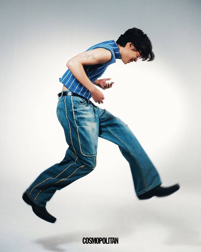 슬리브리스 톱 Marni. 안경 Tumulus. 데님 팬츠, 벨트, 부츠 스타일리스트 소장품.