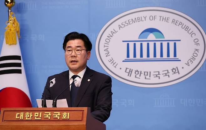 박찬대 더불어민주당 의원이 21일 오후 서울 여의도 국회 소통관에서 원내대표 출마 선언 기자회견을 하고 있다. ⓒ뉴시스