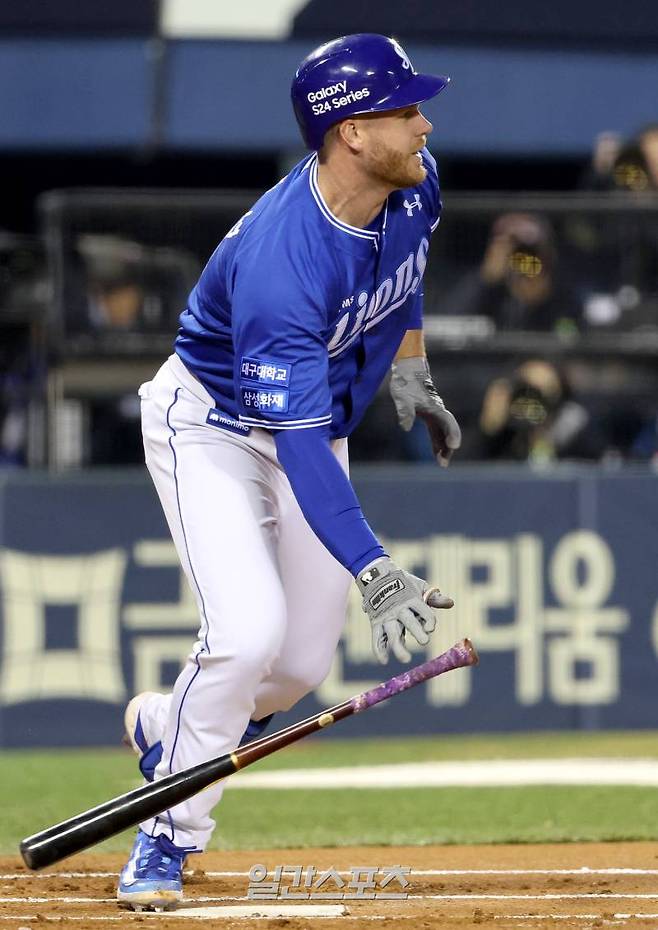 2024 프로야구 LG트윈스와 삼성라이온즈의 경기가 28일 오후 서울 잠실야구장에서 열렸다. 2회초 무사 맥키넌이 중전안타로 출루하고 있다. 잠실=김민규 기자 mgkim1@edaily.co.kr /2024.03.28/