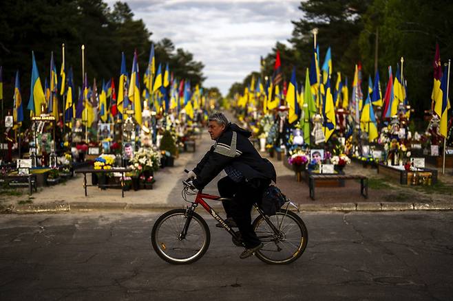 23일(현지시간) 한 시민이 우크라이나 수도 키이우의 전사자 묘역을 지나고 있다. AP연합뉴스