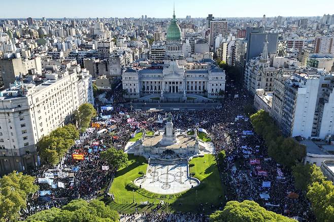 23일(현지시간) 아르헨티나 부에노스아이레스에서 학생들을 포함한 시위대가  하비에르 밀레이 대통령의 긴축 정책을 규탄하고 국립대학 예산 증액을 요구하며 의회를 향해 행진하고 있다. AP연합뉴스