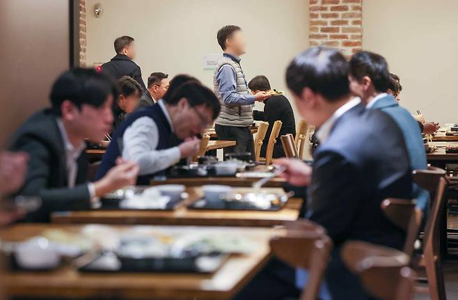 서울 시내 한 식당에서 직장인들이 식사를 하고 있는 모습. [사진 제공=연합뉴스]