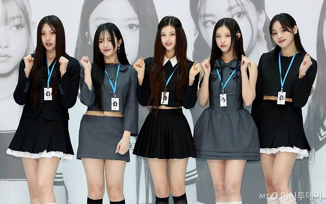 (인천공항=뉴스1) 장수영 기자 = 그룹 뉴진스 혜린(왼쪽부터)과 하니, 다니엘, 해린, 민지./사진=(인천공항=뉴스1) 장수영 기자