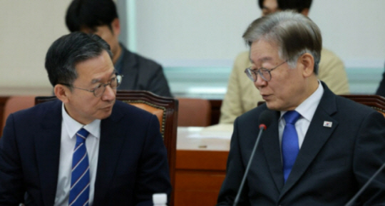 이재명(오른쪽) 더불어민주당 대표와 정성호 의원이 지난해 11월 서울 국회에서 열린 국방위원회 전체회의에서 대화를 나누고 있다. 뉴시스