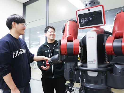 KAIST 김재철 AI 대학원 학생들이 로봇 연구를 수행하고 있다.[KAIST 제공]