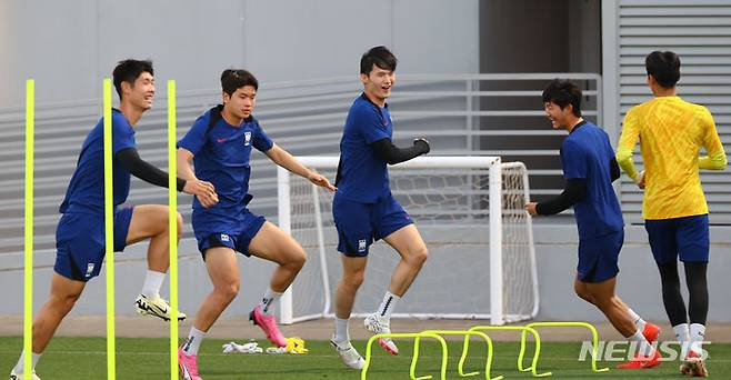 [도하(카타르)=뉴시스] 황준선 기자 = U-23 대한민국 축구 국가대표팀 김민우와 이영준을 비롯한 선수들이 23일(현지시간) 카타르 도하 알 에르살 훈련장에서 훈련을 하고 있다. U-23 대한민국 축구 국가대표팀은 오는 25일 신태용 감독이 이끄는 인도네시아와 2024 아시아축구연맹(AFC) U-23 아시안컵 8강전을 치른다. 2024.04.23. hwang@newsis.com