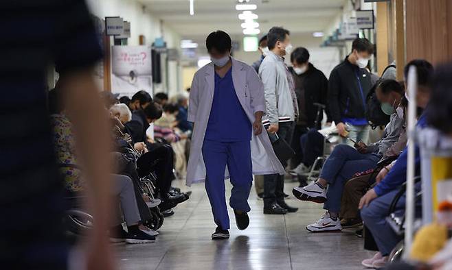 정부의 의대 증원 정책과 관련해 의정갈등이 계속되고 있는 지난 22일 한 대학병원에서 의료관계자가 이동하고 있다. 연합뉴스