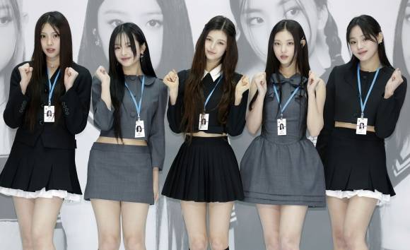 뉴진스 파이팅 - 인천공항세관 홍보대사에 위촉된 그룹 뉴진스가 22일 인천국제공항 제1여객터미널 밀레니엄홀에서 열린 홍보대사 위촉식 행사장에서 포즈를 취하고 있다. 2024.03.22. 뉴시스