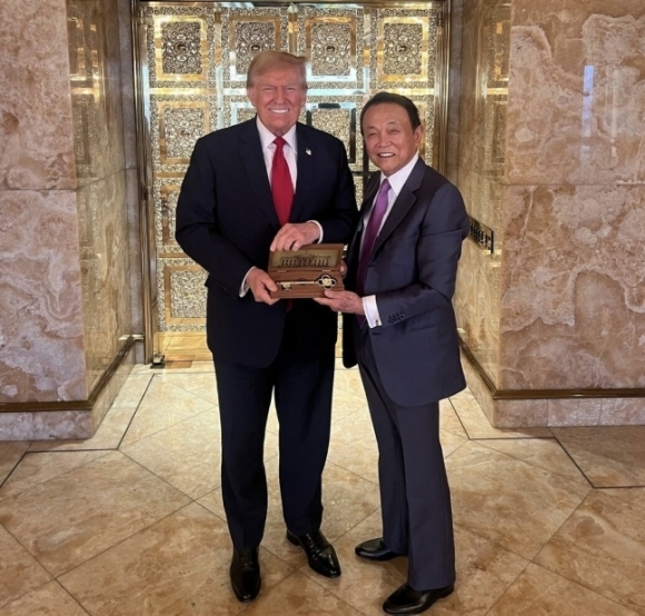 23일(현지시간) 미국 뉴욕 맨해튼의 트럼프 타워에서 도널드 트럼프 전 미국 대통령(왼쪽)과 아소 다로 일본 자민당 부총재 및 전 총리(오른쪽)가 웃는 얼굴로 기념 촬영을 하고 있다. 사진 트럼프 전 대통령 트루스소셜 계정