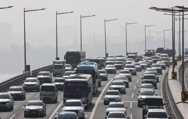 전국 대부분 미세먼지 농도가 '나쁨' 수준을 보인 이달 17일 오전 서울 한강에서 바라본 서울 시내가 뿌옇게 보인다. 연합뉴스