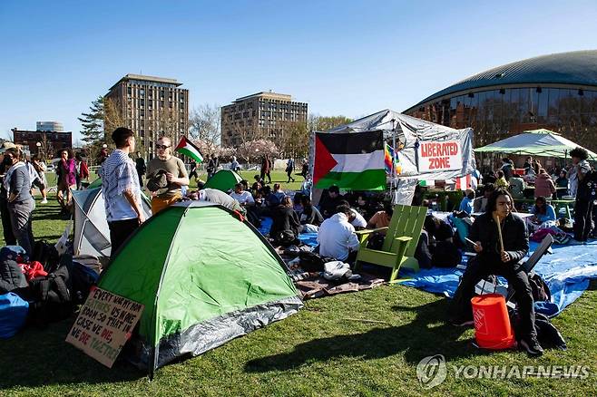 22일(현지시간) 미국 매사추세츠공대(MIT) 캠퍼스에 자리 잡은 팔레스타인 지지 시위대 [AFP 연합뉴스]