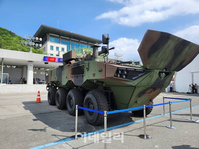 24일 경남 창원 해군사관학교에서 열린 2024 이순신방위산업전에서 현대로템이 새로운 30톤급 차륜형장갑차인 ‘N-WAV’를 전시하고 있다.