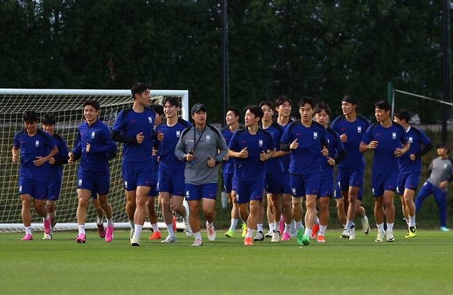 U-23 대한민국 축구 국가대표팀 선수들이 24일(현지시간) 카타르 도하 알 에르살 훈련장에서 훈련을 하고 있다. 사진=뉴시스