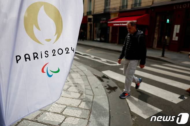 2024 파리 하계 올림픽을 4개월 앞둔 지난달 25일(현지시간) 프랑스 파리의 거리에 올림픽을 알리는 깃발이 걸려 있다. 2024.03.25. ⓒ 로이터=뉴스1 ⓒ News1 정윤영 기자