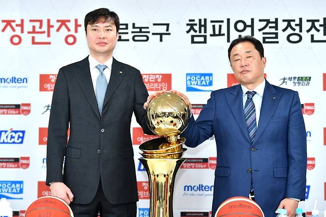사제대결을 벌이는 KT 송영진 감독과 KCC 전창진 감독. 사진 | KBL