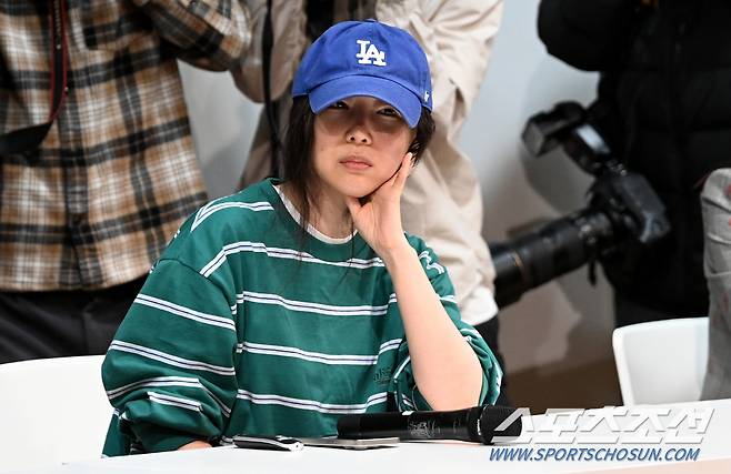 어도어의 민희진 대표가 하이브와의 대립에 대해 기자회견을 열었다. 25일 한국컨퍼런스센터에서 진행된 민희진 대표의 기자회견에서 민 대표가 사진기자의 플래시 세례에 난감한 표정을 짓고 있다. 허상욱 기자wook@sportschosun.com/2024.04.25/