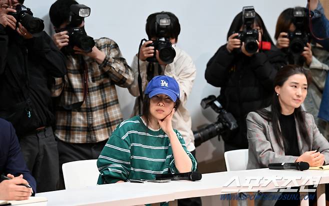 어도어의 민희진 대표가 하이브와의 대립에 대해 기자회견을 열었다. 25일 한국컨퍼런스센터에서 진행된 민희진 대표의 기자회견에서 민 대표가 사진기자의 플래시 세례에 난감한 표정을 짓고 있다. 허상욱 기자wook@sportschosun.com/2024.04.25/