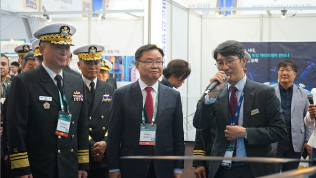 박진석 KAI 회전익사업관리실 상무(오른쪽)가 강동길  해군참모차장 중장(왼쪽)과 홍남표 창원특례시장(가운데)에게 KAI 회전익 제품군을 소개하고 있다. (사진=한국항공우주산업)