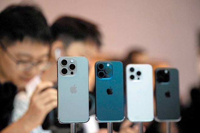 지난해 9월 중국 상하이에 있는 애플 스토어에서 고객들이 막 출시된 아이폰 15 프로를 보고 있다. /로이터·뉴스1