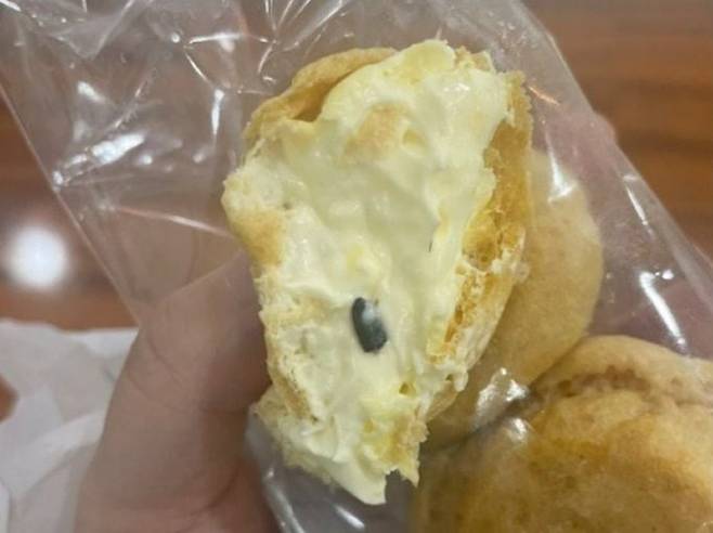한 네티즌이 2년전 먹은 빵에 바퀴벌레로 추정되는 이물질이 들어있는 사진을 공개했다. /아프니까 사장이다