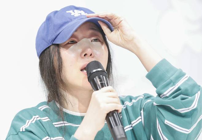 그룹 뉴진스의 소속사 어도어 민희진 대표가 25일 서울 서초구 한국컨퍼런스센터에서 하이브 경영권 탈취 시도와 관련한 배임 의혹 관련 입장을 밝히는 긴급기자회견을 갖고 있다. /뉴스1