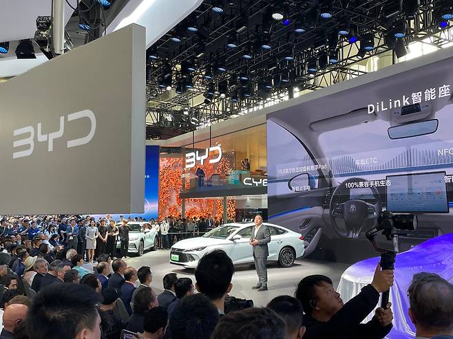 25일 중국 베이징 순이구 국제전람센터에서 열린 베이징 모터쇼. 중국 최대 전기차 기업 BYD가 신차를 발표하고 있다./이윤정 기자
