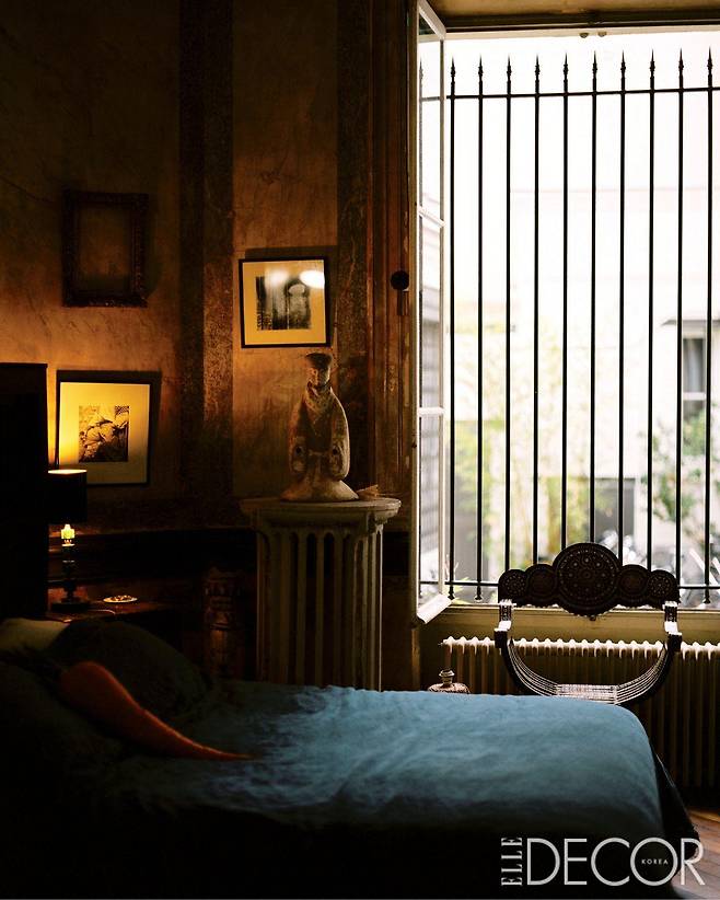18세기 건물의 내벽을 재현한 마니시와 미셸의 침실. 18세기 가구와 오래된 골동품, 개인적 취향이 가득 담긴 사진이 걸려 있다.