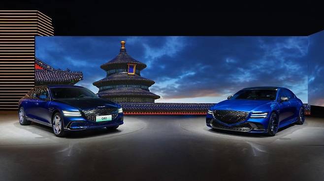 제네시스 브랜드가 25일 중국국제전람중심 순의관에서 열린 2024 베이징 국제모터쇼에서 세계 최초로 공개한 G80 전동화 부분변경 모델(왼쪽)과 G80 전동화 마그마 콘셉트 현대차그룹 제공