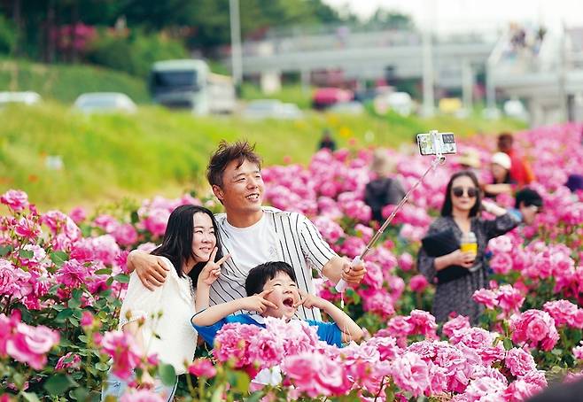 서울장미축제에 참여한 가족