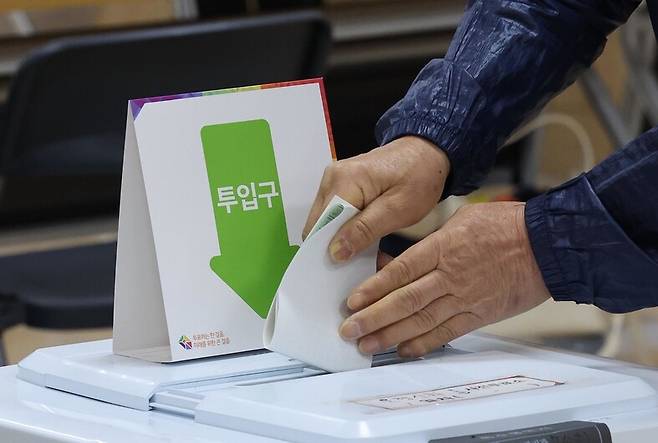 제22대 국회의원 선거 사전투표일인 지난 5일 오전 대전 중구 대전평생교육진흥원에 마련된 사전투표소에서 유권자들이 투표하고 있다. 김봉규 선임기자 bong9@hani.co.kr