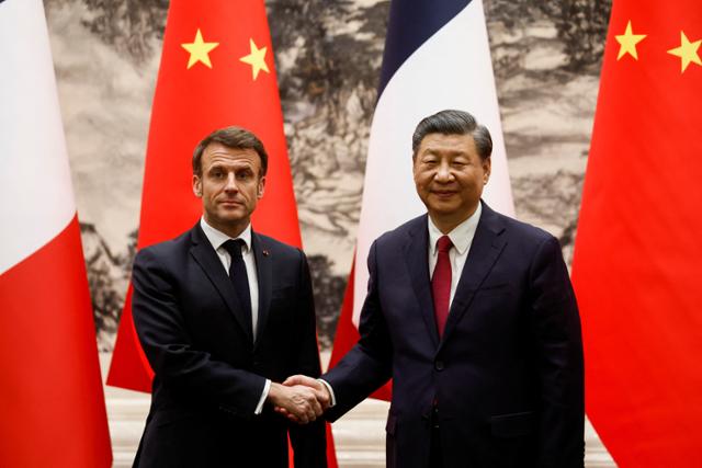 시진핑(오른쪽) 중국 국가주석과 에마뉘엘 마크롱 프랑스 대통령이 지난해 4월 중국 베이징 인민대회당에서 정상회담을 하기 앞서 악수하고 있다. 시 주석은 다음 달 초 프랑스를 찾을 예정이다. 베이징=로이터 연합뉴스