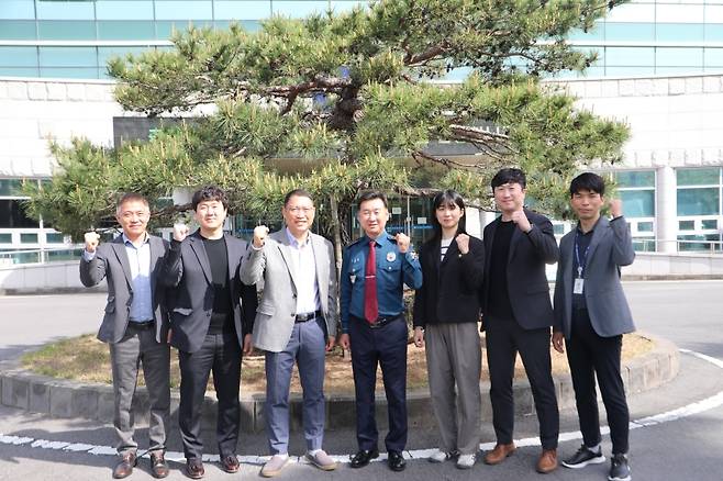 (왼쪽부터) 제주서부서 김종규 지능범죄수사팀장, 박한얼 경위, 김석빈 경위, 오임관 서장, 문채은 경장, 강승보 경위, 김동철 수사과장